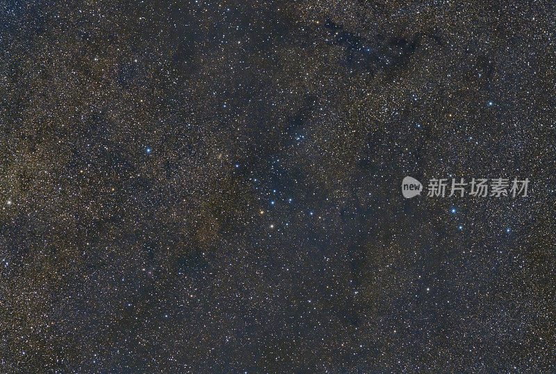 布罗基星团(柱体399,Cr 399或Al Sufi星团)是一个由10颗恒星组成的星团。在鹰座的南面。它的昵称是“衣架”